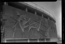 THO-121 Plastiek van kunstenaar C. Kneulman op de zijgevel van de nieuwe bioscoop Thalia aan de Kruiskade.