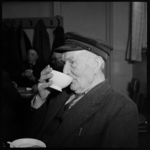 THO-1223 Een oudere man drinkt koffie in het Crooswijkse Volkshuis aan de Van Reynstraat.