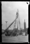 THO-1265 Met een ladderwagen verwijderen mannen lantarenpalen bij de voormalige hoofdingang van de manifestatie E '55 ...