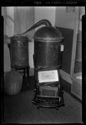 THO-1302 In het politiemuseum aan de Boezemsingel staat een distilleerketel (rechts).