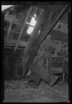 THO-1318 Een schoorsteen is door een dak van een woning gevallen aan de Voorom 2a in Overschie. Rechts staat een bed. ...