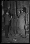 THO-1355 Giovani Esposito (links) en Till Solm (rechts) bedienen de touwen van het decor voor het podium van het Luxor ...