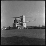 THO-1407 Een Hiller C 12 helikopter landt op een grasveld op het Charloisse Hoofd. Op de achtergrond het ...