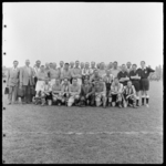 THO-1581 Groepsfoto van voetbalvereniging H.O.V. aan het Langepad in het Kralingse Bos.