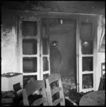 THO-1601 Brandweermannen staan in een uitgebrand sociëteitsgebouw van de Jockey-club aan de Kralingseweg.