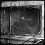 THO-1602 Brandweermannen staan in een uitgebrand sociëteitsgebouw van de Jockey-club aan de Kralingseweg.