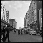 THO-1736 Winkelende mensen in de Korte Hoogstraat met rechts winkels van onder andere Hema, v/d Brink en Huisman, links ...