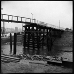 THO-1919 Vanwege de bouw van de Leuvesluis en de Nieuwe Leuvebrug is een nieuwe noodbrug geplaatst tussen het Vasteland ...