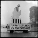 THO-1923 Op de Kruiskade, tegenover Lijnbaan roept de Vereniging voor Alcoholbestrijding in het snelverkeer (V.A.S.) de ...