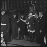 THO-1927 De kerstman overhandigt cadeaus en ontsteekt de feestverlichting bij het Colosseum Theater aan de Beijerlandselaan.
