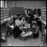 THO-1942 In het postgebouw bij het Centraal Station helpen werkstudenten mee met de verwerking van de grote ...