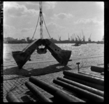 THO-1972 Een grijper van een kraan van het Rotterdams Rijnvaart Bedrijf (RRB) ligt op de Westerkade. Aan de overzijde ...