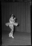 THO-230 Balletmeisje op rolschaatsen tijdens een voorstelling in verband met het 10-jarig bestaan van bovengrondse ...