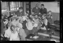 THO-301 In een klaslokaal van de Vierleeuwenschool aan de Van der Werffstraat verdringen leerlingen zich om Britse ...