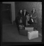 THO-3067 Reizigers wachten met koffers in het Centraal Station aan het Stationsplein.