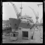 THO-3105 De 'Willem Ruys' van de Koninklijke Rotterdamsche Lloyd ligt in een dok van scheepswerf Wilton-Feijenoord voor ...