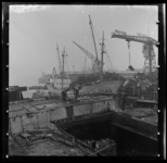 THO-3200 Mannen slopen een schip op Simon's Scheepssloperij aan de Feijenoorddijk 90 in Pernis. Op de achtergrond laadt ...