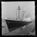 THO-3291 Het vrachtschip 'Kloosterdyk' van de Holland Amerika Lijn (HAL) ligt afgemeerd aan de Wilhelminakade. Het ...