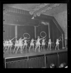 THO-3297 Turners van gymnastiekvereniging MAAS geven een uitvoering in theater Odeon in de Gouvernestraat.