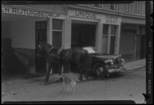 THO-339 Een paard en een auto staan bij stalhouderij 'Unique' aan de Gouvernestraat 20.