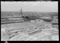 THO-353 Overzicht over de nieuwbouw van het Centraal Station aan het Stationsplein, gezien vanaf het ...