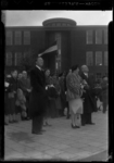 THO-383 Koningin Juliana en prins Bernhard staan op de Wytemaweg voor de opening van de manifestatie E '55. Hoofdingang ...