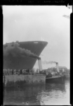 THO-502 Passagiersschip 'Statendam' wordt door de stoomslepers Drydock III en IV weggesleept bij scheepswerf ...