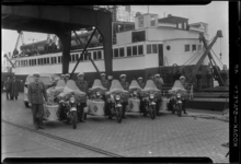 THO-515 Op de kade van Wm. H. Müller aan de Sint-Jobsweg staan mannen van de Wegenwacht (ANWB) met motor en zijspan. Ze ...