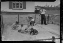 THO-555 Kinderen spelen in een zandbak van de nieuwe kinderspeelplaats aan het Kralingse Strandbad. Hier worden ...