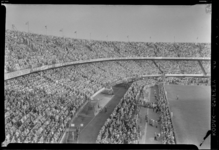 THO-573 In een uitverkocht Stadion Feijenoord luisteren mensen naar de Amerikaanse evangelist Billy Graham.