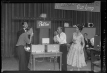 THO-633 Premiere van de Electronische Tienkamp in de televisiestudio van Philips tijdens de manifestatie E '55. ...