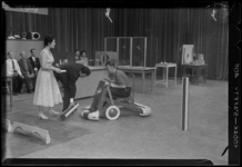 THO-636 Een kandidaat speelt een spel in een televisiestudio van Philips tijdens de manifestatie E '55.