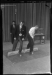 THO-640 Twee mannen doen mee aan het spel 'bliklopen' in een televisiestudio van Philips tijdens de manifestatie E '55.