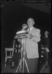 THO-665 Optreden van zanger en conferencier Lou Bandy tijdens de manifestatie E '55.