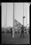 THO-713 Twee jongens strijken de vlaggen van alle provincies bij de afsluiting van de manifestatie E '55 aan de ...