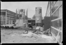 THO-749 Bouwvakkers aan het werk bij de afbraak van een paviljoen van de manifestatie E '55.
