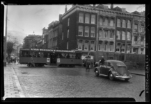 THO-947-1 Een tram van lijn 5 rijdt over de Eendrachtsweg. Op de achtergrond de Witte de Withstraat, op de voorgrond de ...