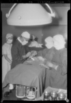 THO-980 Chirurgen opereren een kind in een operatiekamer van het Sophia Kinderziekenhuis aan de Gordelweg.