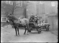 2007-2565-17 Een paard en sleperswagen met vaten azijn op de wagenplaats van de firma Tromp en Rueb, Azijnmakerij 'De ...
