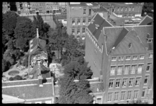 1980-5037 Schade aan het hofje Kuyl's Fundatie aan de Schiekade naast het Sint Franciscusziekenhuis na het bombardement ...