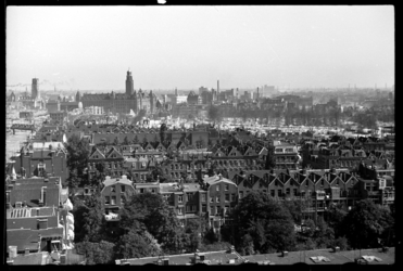 1980-5041 Een overzicht van de door het bombardement van 14 mei 1940 getroffen omgeving van de Provenierswijk gezien ...