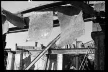 1980-5048 De door het bombardement van 14 mei 1940 getroffen Zuidblaak met op nr. 18 de restanten van de Bank voor ...