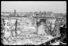 1980-5063 De Delftsevaart en omgeving met verwoeste huizen en gebouwen als gevolg van het bombardement van 14 mei 1940. ...