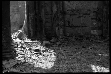 1980-5065 Een detailopname binnenin het verwoeste en verbrande voormalige Beursgebouw aan de Blaak.