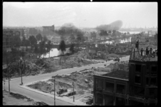 1980-5066 De door het bombardement van 14 mei 1940 getroffen omgeving van de Schiedamsedijk en de Leuvehaven. In het ...