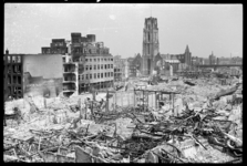 1980-5071 Restanten van gebouwen in de binnenstad na het bombardement van 14 mei 1940 gezien vanaf het HBU-gebouw. In ...