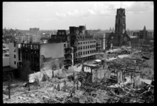 1980-5073 Uitzicht vanaf het Erasmushuis op de door het bombardement van 14 mei 1940 getroffen omgeving van de ...