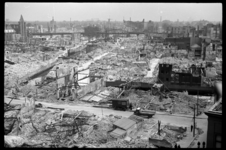 1980-5078 De door het bombardement van 14 mei 1940 getroffen omgeving aan weerszijden van de Steigersgracht. Op de ...