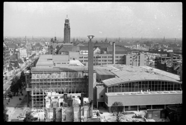 1980-5100 De door het bombardement van 14 mei 1940 getroffen omgeving van de Coolsingel gezien vanaf het HBU-gebouw in ...