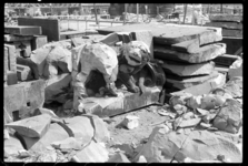 1980-5108 Op het Hofplein liggen enkele maanden na het bombardement van 14 mei 1940 brokstukken die vermoedelijk ...
